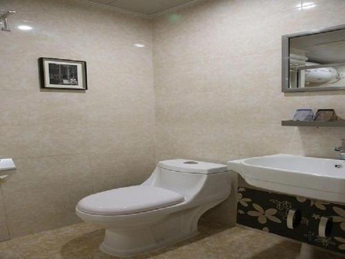 Ένα μπάνιο στο Foshan Baolong Hotel