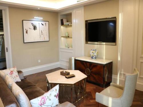 a living room with a couch and a flat screen tv at Xian Jue Vu Hotel in Xi'an