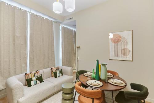 un salon avec un canapé et une table dans l'établissement Superb Apartment 2 bedrooms Centrer of Paris by Studio Prestige, à Paris