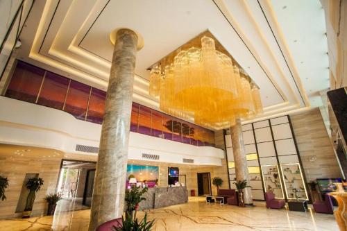 a lobby with a pillar and a chandelier at Lavande Hotel Zhaoqing government Dinghu Mountain Scenic Spot in Zhaoqing