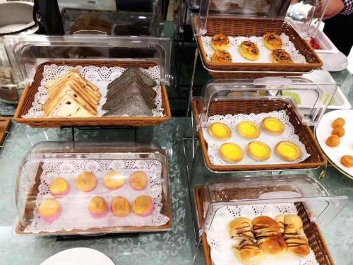 a display of trays of pastries and pastriesemetery at Lavande Hotels·Qingyuan Jinbiwan in Qingyuan