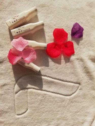 a group of four hair brushes with bows on a towel at Lavande Hotels·Qingyuan Jinbiwan in Qingyuan