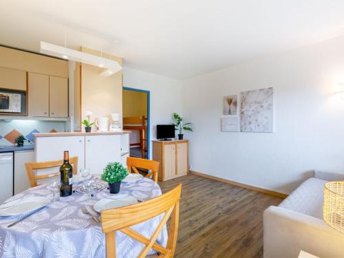 une salle à manger avec une table et une cuisine dans l'établissement Apartment Les Platanes-3 by Interhome, à Sainte-Maxime