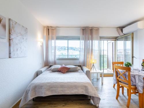 une chambre avec un lit dans une pièce avec une fenêtre dans l'établissement Apartment Les Platanes-3 by Interhome, à Sainte-Maxime
