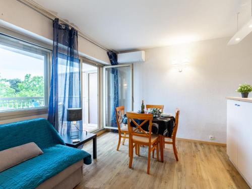 un salon avec une table, des chaises et un canapé dans l'établissement Apartment Les Platanes-1 by Interhome, à Sainte-Maxime