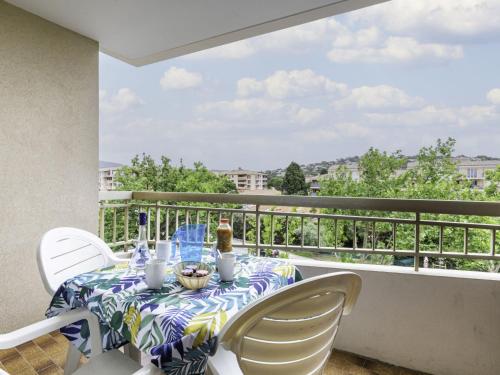 une table et des chaises sur un balcon avec vue dans l'établissement Apartment Les Platanes-1 by Interhome, à Sainte-Maxime