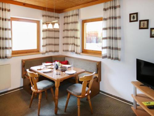 Televízia a/alebo spoločenská miestnosť v ubytovaní Apartment Jaggler by Interhome