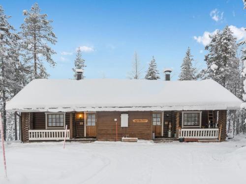 列维Holiday Home Mötönpesä 2 by Interhome的小木屋顶部有雪