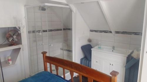 Et badeværelse på The Olive Forest Garden Loft