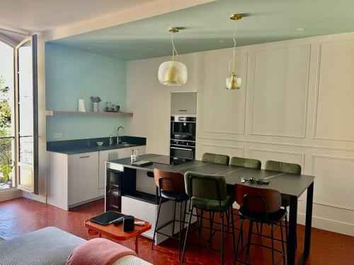 une cuisine avec une table et des chaises dans une pièce dans l'établissement Charmant T3 au cœur de la ville, à Hyères