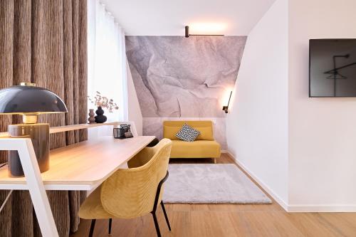 a dining room with a table and chairs at Xzllenz - 4 Schlafzimmer, Zentral, Parken, U-Bahn, 2 Bäder, 4 Smart-TV, optional Einzelbett in Nürnberg