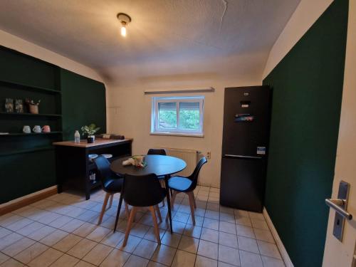Kuchyň nebo kuchyňský kout v ubytování Schöne Wohnung mit 6 Einzelbetten, geeignet für Monteure