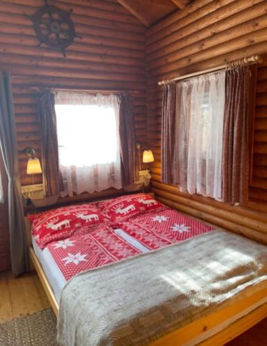 a bedroom with a bed in a log cabin at Útulný srub na jihu Brna in Želešice