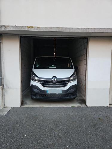 une voiture blanche est garée dans un garage dans l'établissement Ker Armand, appartement 3 pièces Thabor proche hyper centre, à Rennes