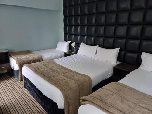 Ένα ή περισσότερα κρεβάτια σε δωμάτιο στο Kings Park Hotel