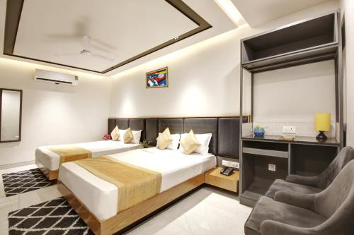 Postel nebo postele na pokoji v ubytování Hotel Applewood Palace - Near Delhi International Airport With - free Airport Drop