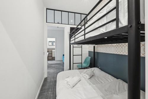 une chambre avec un lit superposé avec une échelle dans l'établissement Lavie Maison I Marais & Historic & Central, à Paris