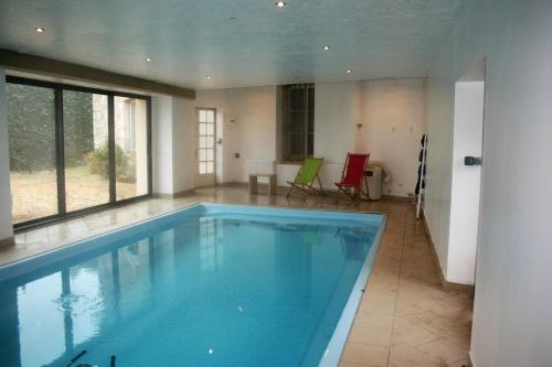 einen großen Pool im Wohnzimmer in der Unterkunft Château De Denonville in Denonville