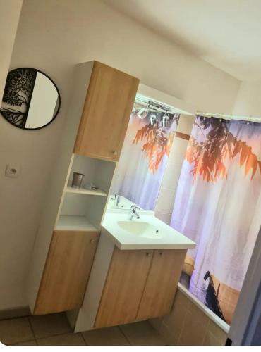 une petite salle de bain avec un lavabo et une fenêtre dans l'établissement Escale marine, à Saint-Jory