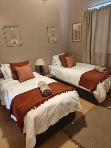 two beds sitting in a room with at De Anker Verblyf in Olifantshoek