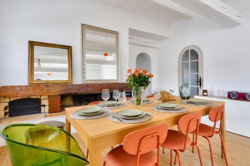 une salle à manger avec une table et des chaises en bois dans l'établissement À 650m de la plage, maison pour 6 adultes 1 enfant, à LʼÉpine