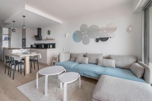 un salon avec un canapé et une table dans l'établissement Séjour vue mer pour 4 - 20m plage de la Baule, à La Baule