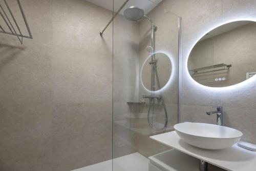 une salle de bain avec un lavabo et une douche en verre dans l'établissement Séjour vue mer pour 4 - 20m plage de la Baule, à La Baule