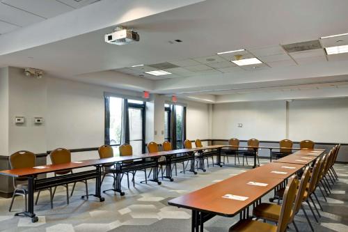 a conference room with tables and chairs in it at Hyatt Place Baltimore/BWI Airport in Linthicum Heights