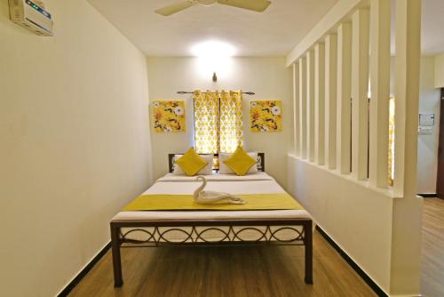 a room with a bed with a duck on it at Poppys Olive de' villa in Auroville
