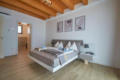 a bedroom with a large bed and a wooden ceiling at Ca' Brazzo Bed Relais in Pontecasale
