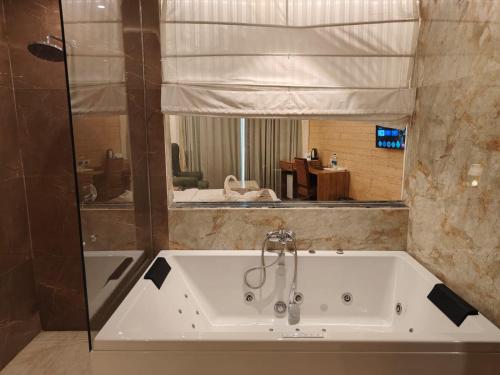 Ένα μπάνιο στο Wood Creek Resort & Spa Kasauli