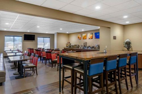 Comfort Inn Bozeman near University في بوزمان: غرفة طعام كبيرة مع طاولات وكراسي