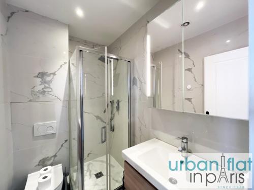 une salle de bain avec douche et lavabo dans l'établissement Urban Flat 108 - Classic Parisian 4 BDR Flat, à Paris
