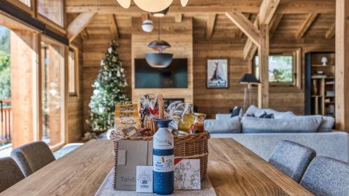 - une bouteille de vin sur une table dans le salon dans l'établissement Chalet Hupa, aux Houches