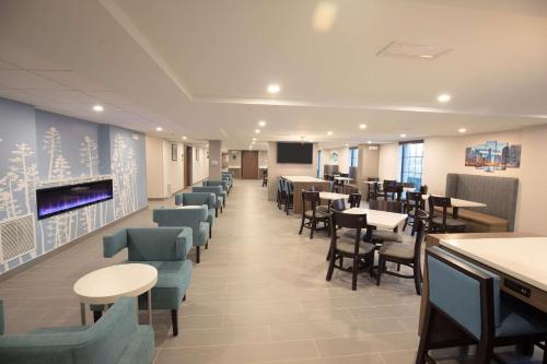 a dining room with tables and chairs and a unintention at Sleep Inn Oakbrook Terrace - Chicago in Oakbrook Terrace