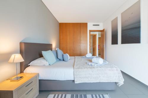 Postel nebo postele na pokoji v ubytování Praia Da Rocha Ocean View With Pool by Homing