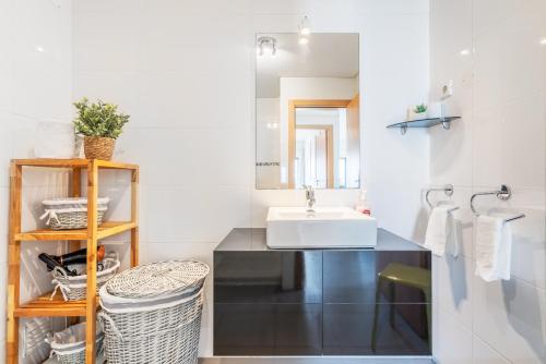 Koupelna v ubytování Praia Da Rocha Ocean View With Pool by Homing