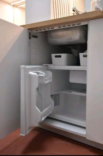 - une salle de bains pourvue d'un urinoir blanc dans l'établissement au COEUR de Paris Joli Nid équipé calme clair Ascenseur AC, à Paris