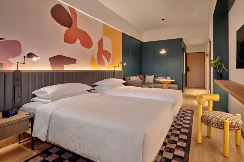 Caption by Hyatt Zhongshan Park Shanghaiにあるベッド