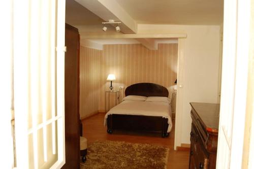 a bedroom with a bed in a room at A Casa do Buxo in Casardeita