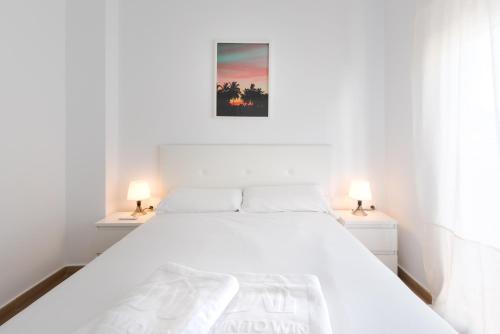 Giường trong phòng chung tại Wintowinrentals Apartment Next to the Beach in Rincón de la Victoria