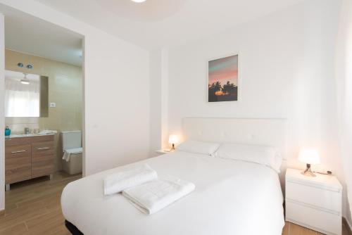 Giường trong phòng chung tại Wintowinrentals Apartment Next to the Beach in Rincón de la Victoria