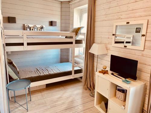 a bedroom with two bunk beds and a desk at studio Newport à 50 m du Marché et calme in Le Touquet-Paris-Plage
