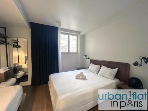 une chambre d'hôtel avec un lit avec une serviette dessus dans l'établissement Urban Flat 78 - Luxury 3 BDR Flat in Le Marais, à Paris