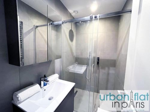 une salle de bain avec une douche, un lavabo et un miroir dans l'établissement Urban Flat 78 - Luxury 3 BDR Flat in Le Marais, à Paris