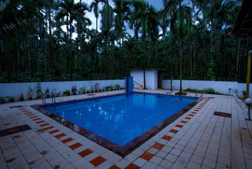 Bazén v ubytování Parampara Resort Chikmagalur nebo v jeho okolí