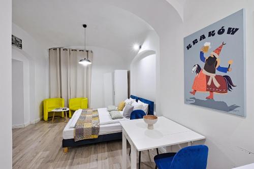 a small room with a bed and a table at Urban Nest Apartments Szewska 21-R in Kraków