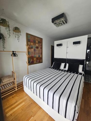 sypialnia z łóżkiem z czarno-białą kołdrą w obiekcie Apartamento MarySol B con Terraza y Piscina privada w mieście Benalmádena