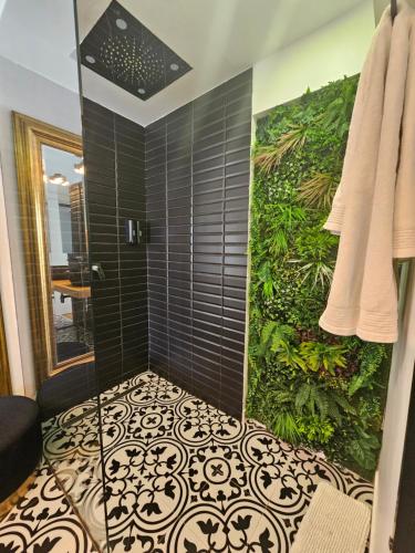 łazienka z prysznicem i malowidłem ściennym w obiekcie Apartamento MarySol B con Terraza y Piscina privada w mieście Benalmádena