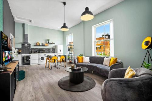 a living room with a couch and a table at Spacious Stylish Apartment - City Centre - Secure Parking - 1SH in Birmingham
